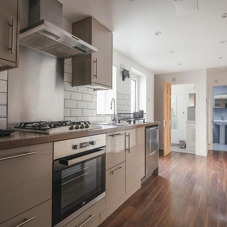 Spacious 3 Bedroom Home With Ps5 And Pool Table Near O2 Arena Canary Wharf And Elizabeth Line To Central Лондон Экстерьер фото