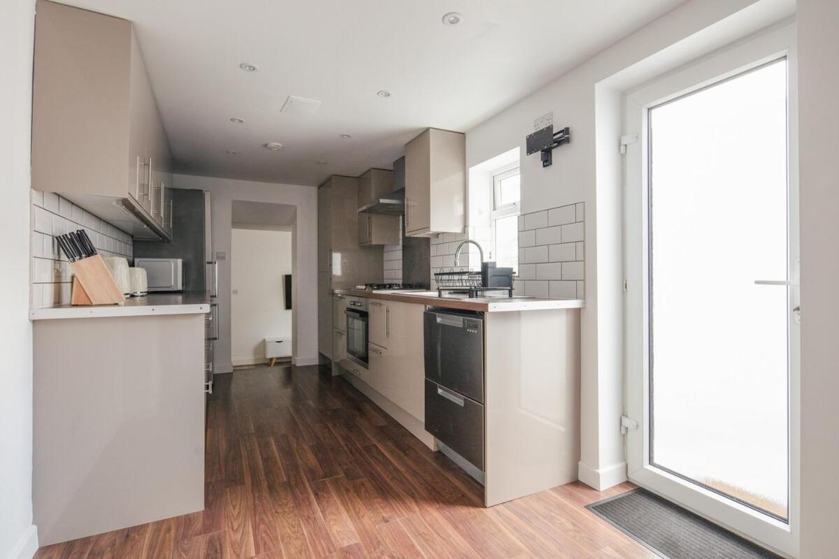 Spacious 3 Bedroom Home With Ps5 And Pool Table Near O2 Arena Canary Wharf And Elizabeth Line To Central Лондон Экстерьер фото
