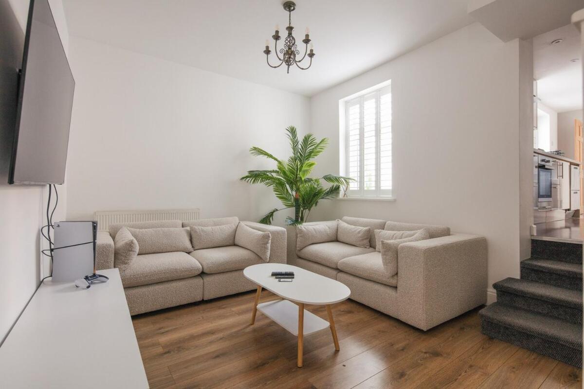 Spacious 3 Bedroom Home With Ps5 And Pool Table Near O2 Arena Canary Wharf And Elizabeth Line To Central Лондон Экстерьер фото