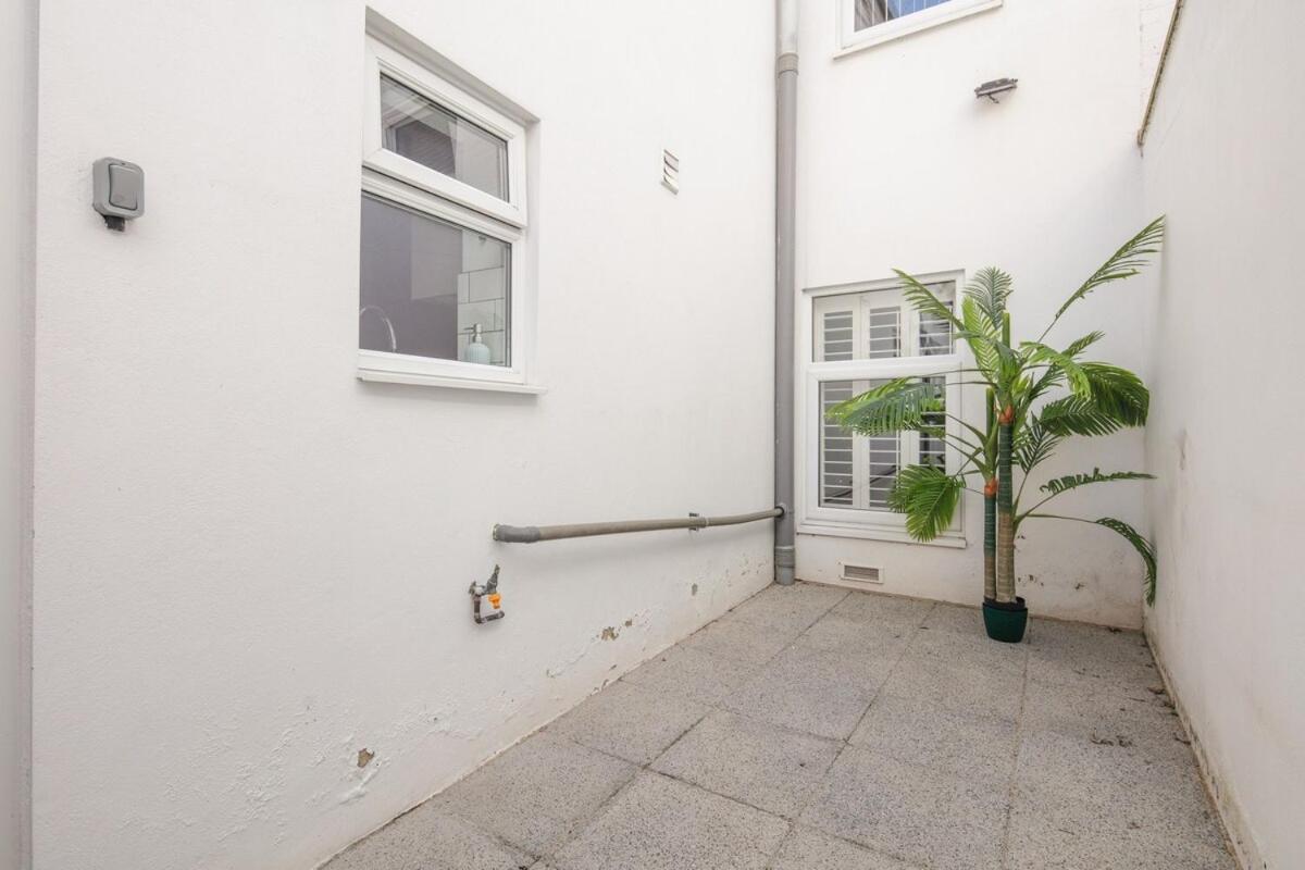 Spacious 3 Bedroom Home With Ps5 And Pool Table Near O2 Arena Canary Wharf And Elizabeth Line To Central Лондон Экстерьер фото