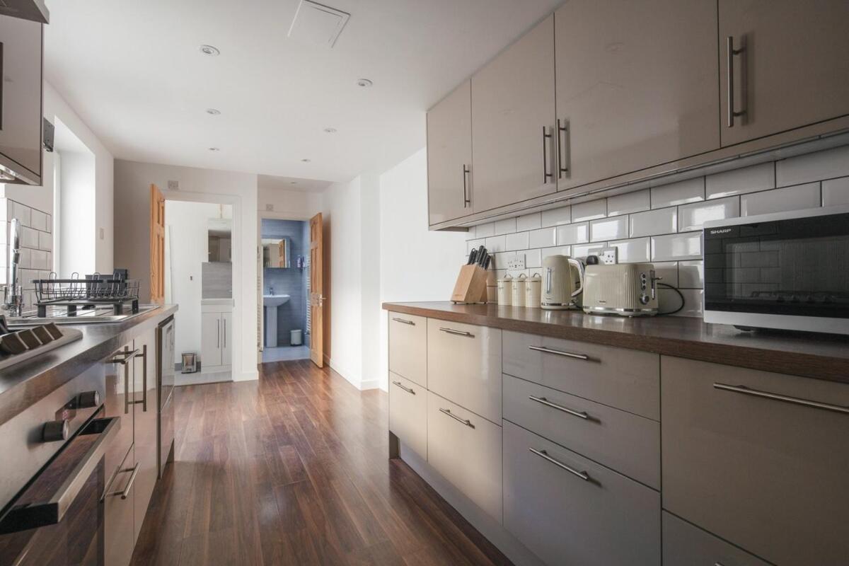 Spacious 3 Bedroom Home With Ps5 And Pool Table Near O2 Arena Canary Wharf And Elizabeth Line To Central Лондон Экстерьер фото