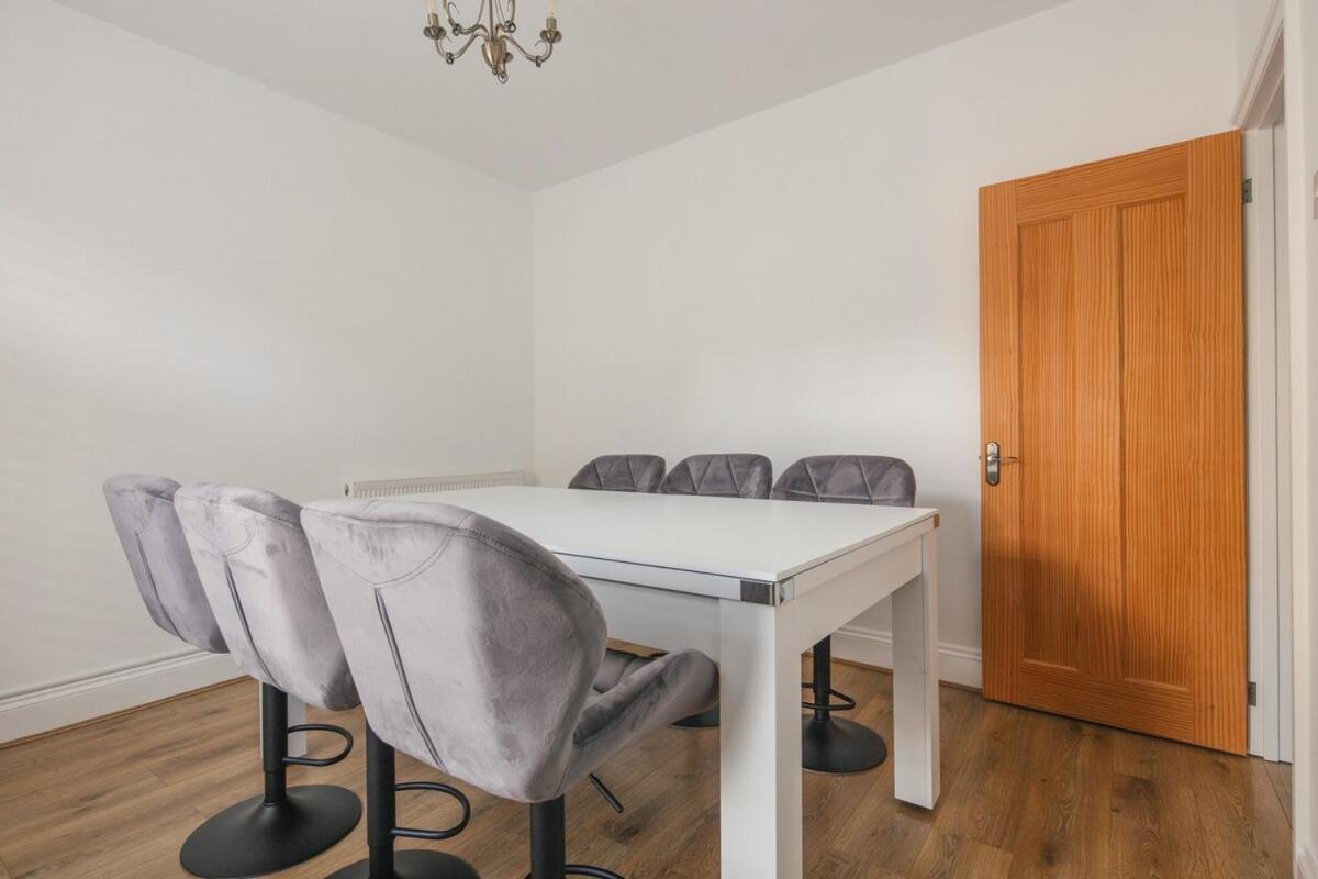 Spacious 3 Bedroom Home With Ps5 And Pool Table Near O2 Arena Canary Wharf And Elizabeth Line To Central Лондон Экстерьер фото