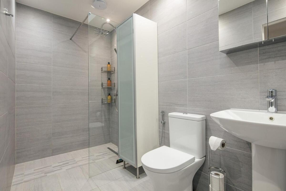 Spacious 3 Bedroom Home With Ps5 And Pool Table Near O2 Arena Canary Wharf And Elizabeth Line To Central Лондон Экстерьер фото