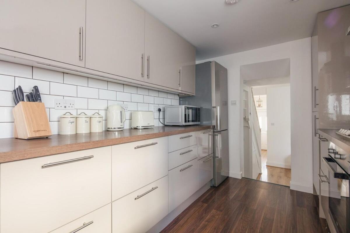 Spacious 3 Bedroom Home With Ps5 And Pool Table Near O2 Arena Canary Wharf And Elizabeth Line To Central Лондон Экстерьер фото