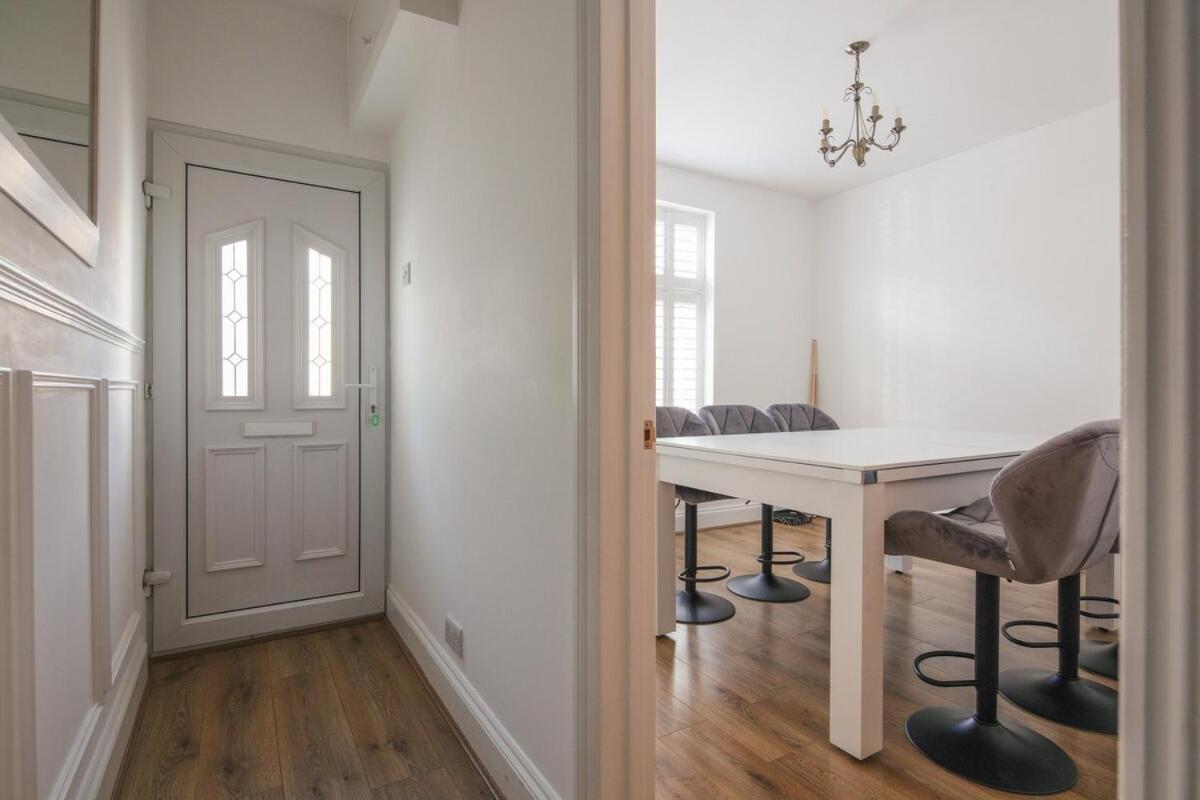 Spacious 3 Bedroom Home With Ps5 And Pool Table Near O2 Arena Canary Wharf And Elizabeth Line To Central Лондон Экстерьер фото