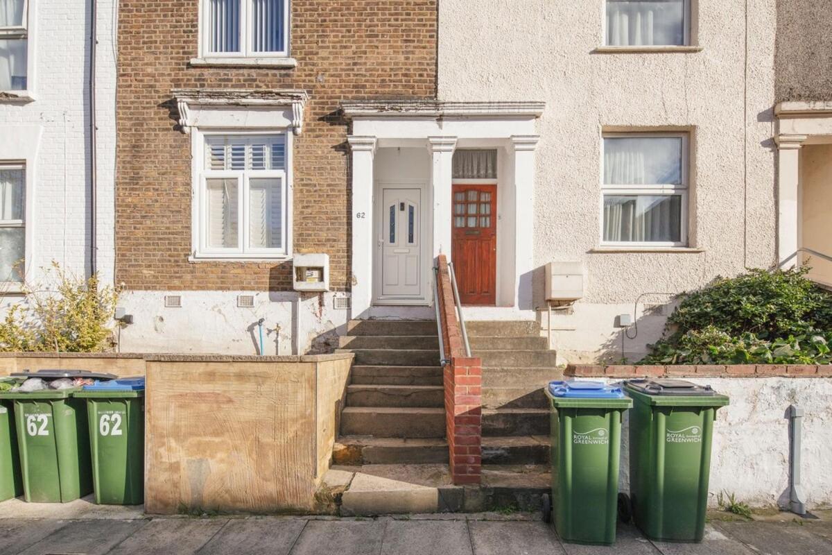 Spacious 3 Bedroom Home With Ps5 And Pool Table Near O2 Arena Canary Wharf And Elizabeth Line To Central Лондон Экстерьер фото
