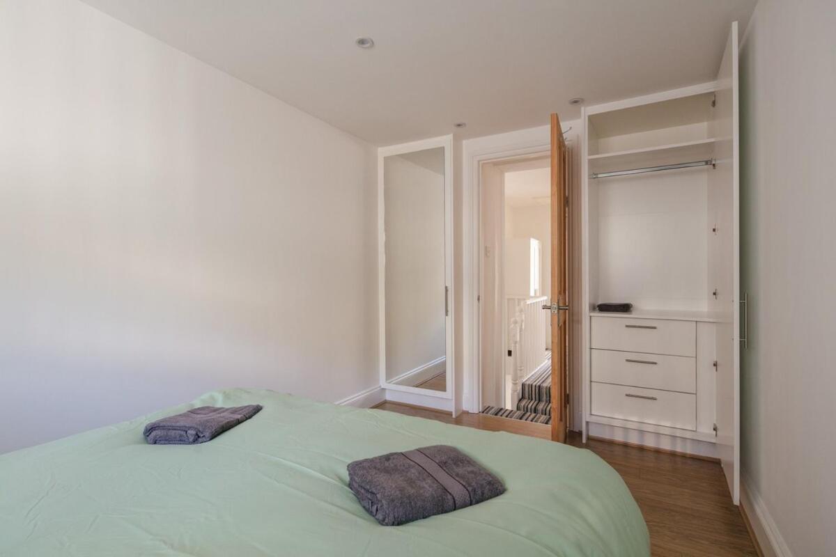 Spacious 3 Bedroom Home With Ps5 And Pool Table Near O2 Arena Canary Wharf And Elizabeth Line To Central Лондон Экстерьер фото