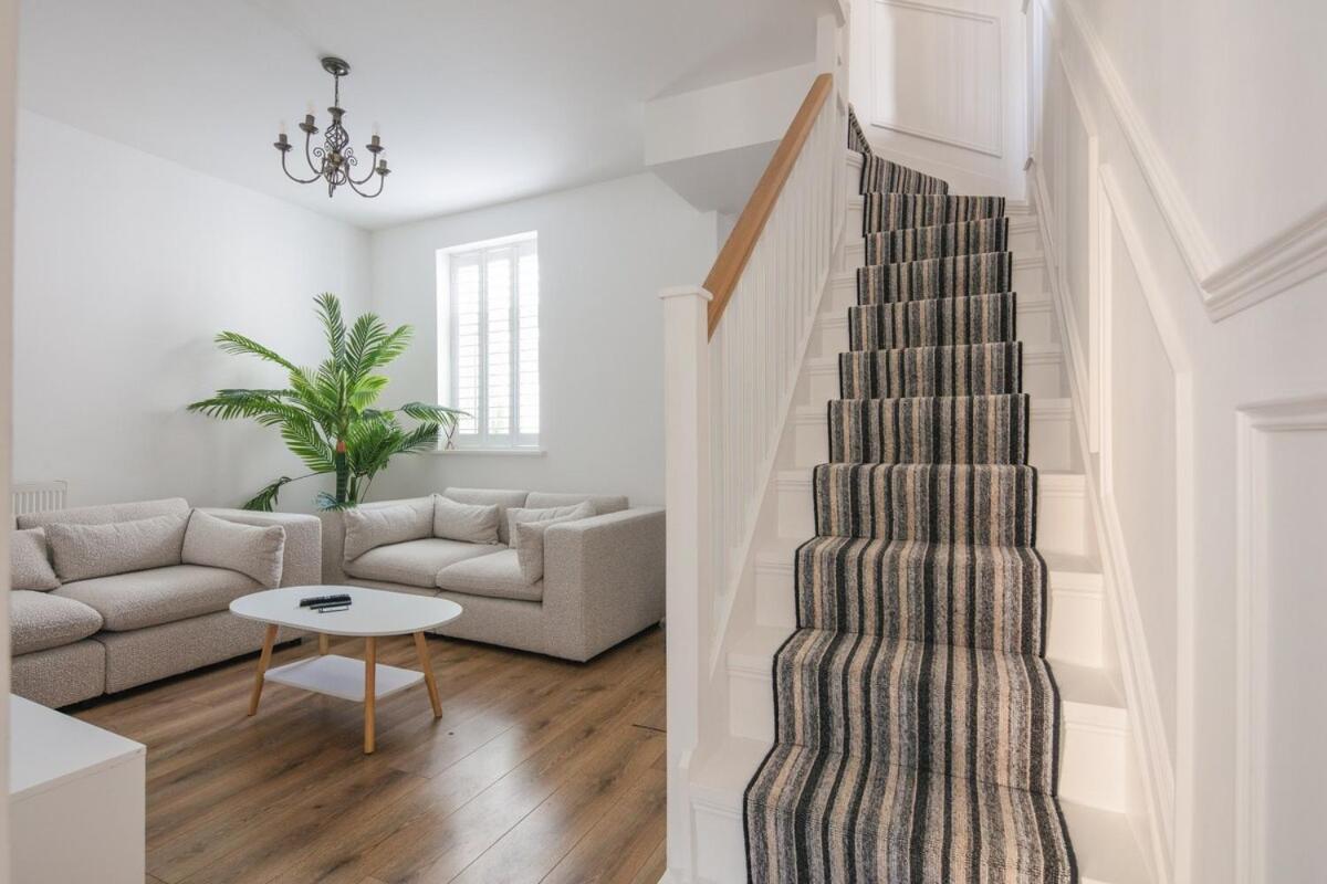 Spacious 3 Bedroom Home With Ps5 And Pool Table Near O2 Arena Canary Wharf And Elizabeth Line To Central Лондон Экстерьер фото