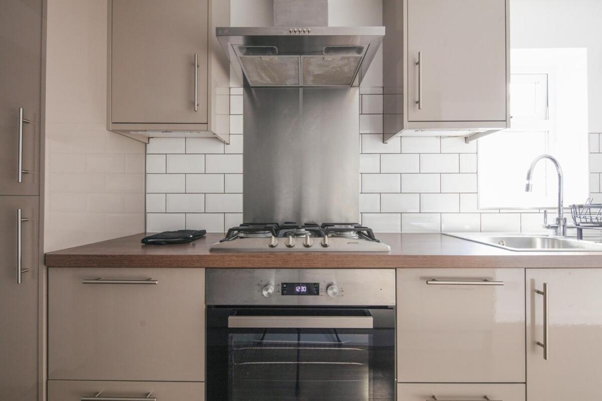 Spacious 3 Bedroom Home With Ps5 And Pool Table Near O2 Arena Canary Wharf And Elizabeth Line To Central Лондон Экстерьер фото
