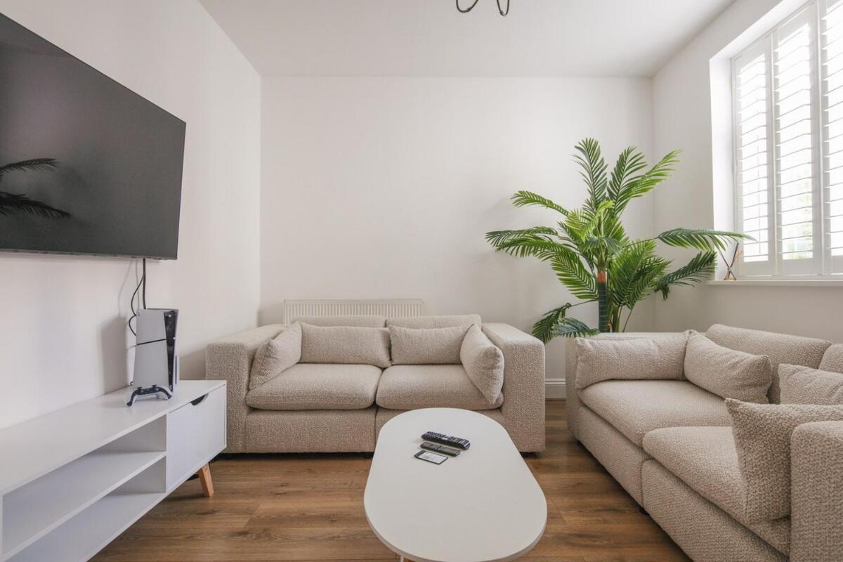 Spacious 3 Bedroom Home With Ps5 And Pool Table Near O2 Arena Canary Wharf And Elizabeth Line To Central Лондон Экстерьер фото