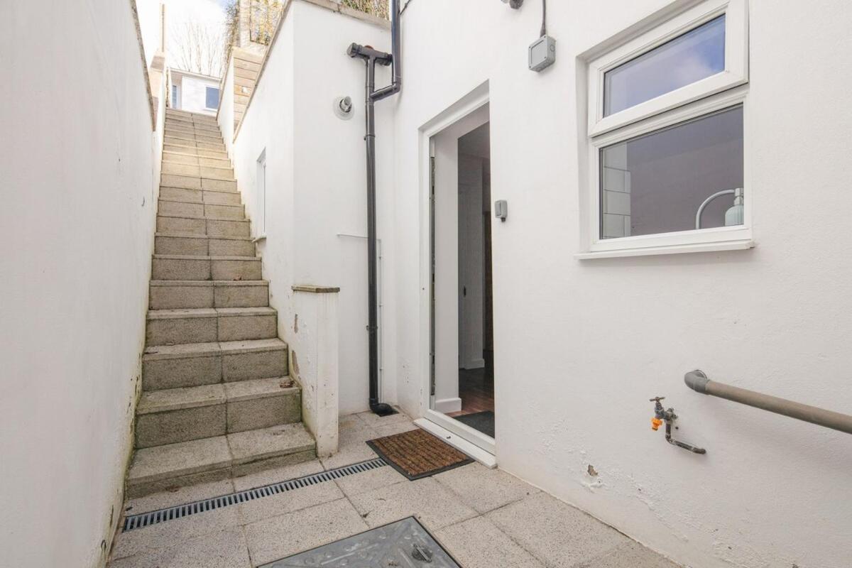 Spacious 3 Bedroom Home With Ps5 And Pool Table Near O2 Arena Canary Wharf And Elizabeth Line To Central Лондон Экстерьер фото