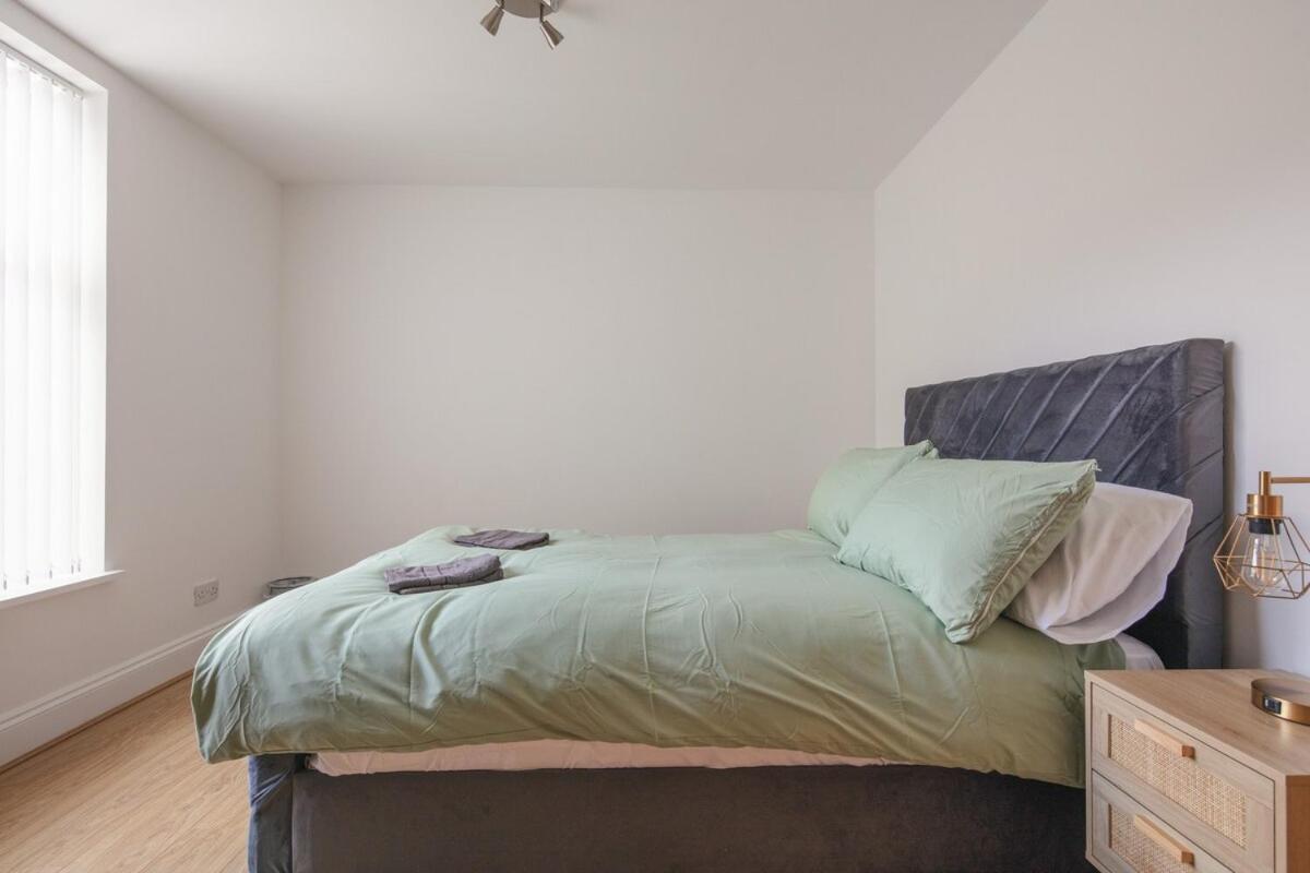 Spacious 3 Bedroom Home With Ps5 And Pool Table Near O2 Arena Canary Wharf And Elizabeth Line To Central Лондон Экстерьер фото