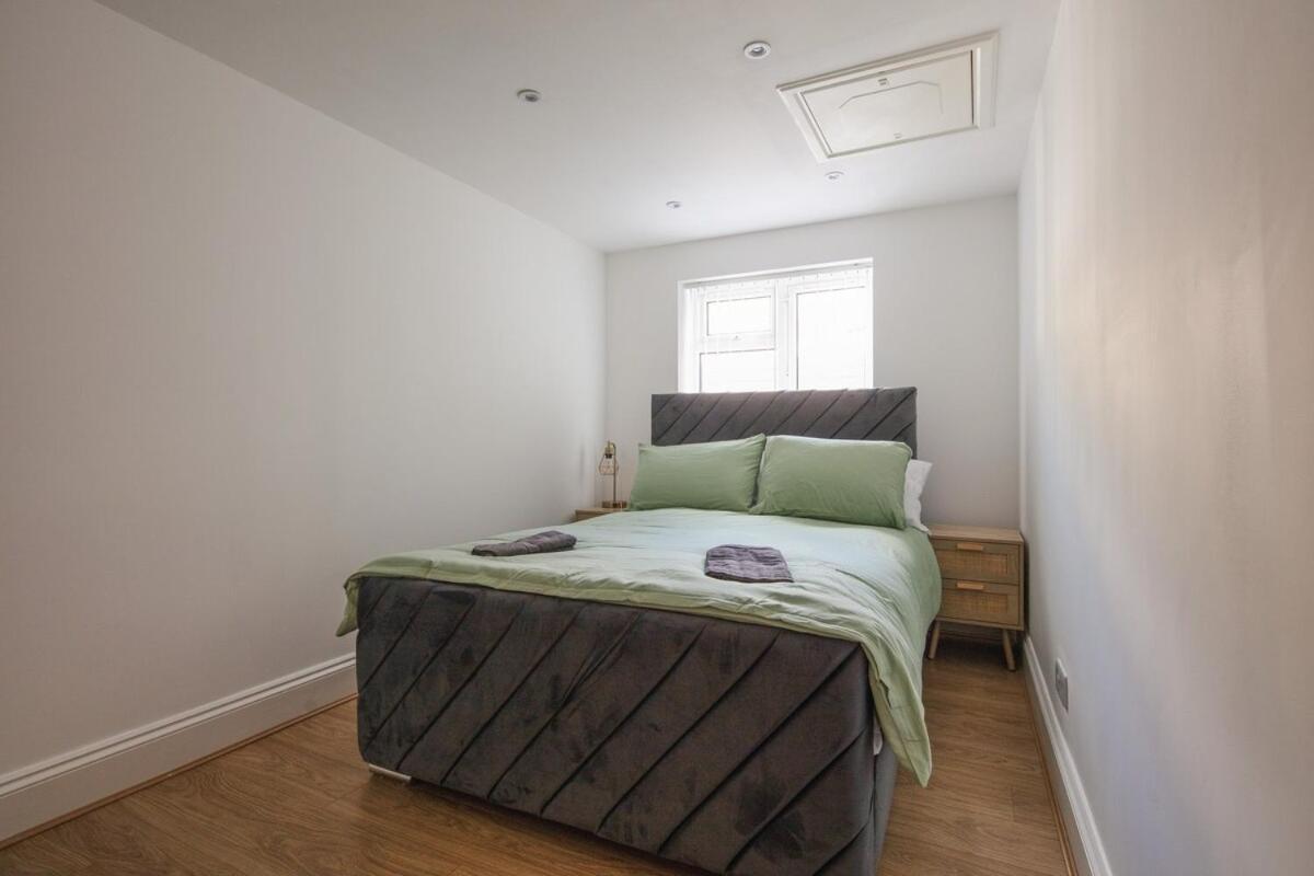 Spacious 3 Bedroom Home With Ps5 And Pool Table Near O2 Arena Canary Wharf And Elizabeth Line To Central Лондон Экстерьер фото