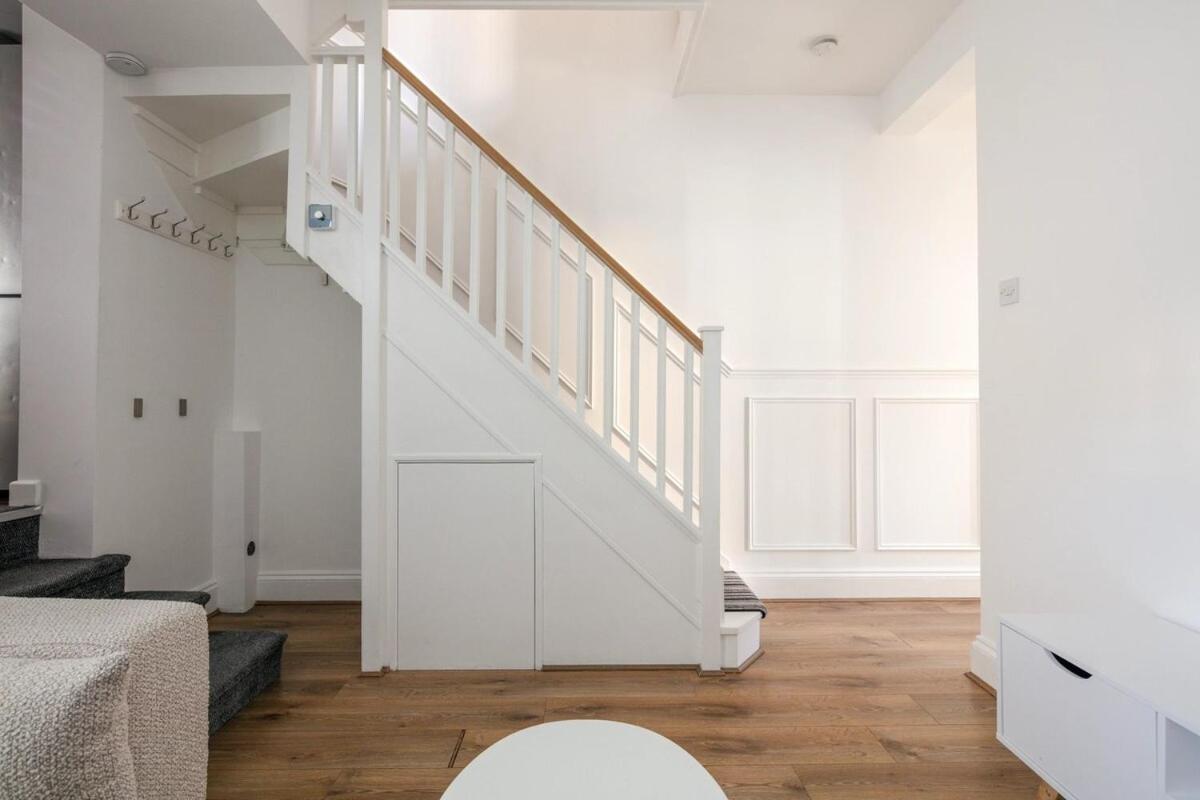 Spacious 3 Bedroom Home With Ps5 And Pool Table Near O2 Arena Canary Wharf And Elizabeth Line To Central Лондон Экстерьер фото