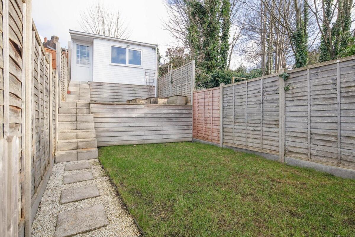 Spacious 3 Bedroom Home With Ps5 And Pool Table Near O2 Arena Canary Wharf And Elizabeth Line To Central Лондон Экстерьер фото