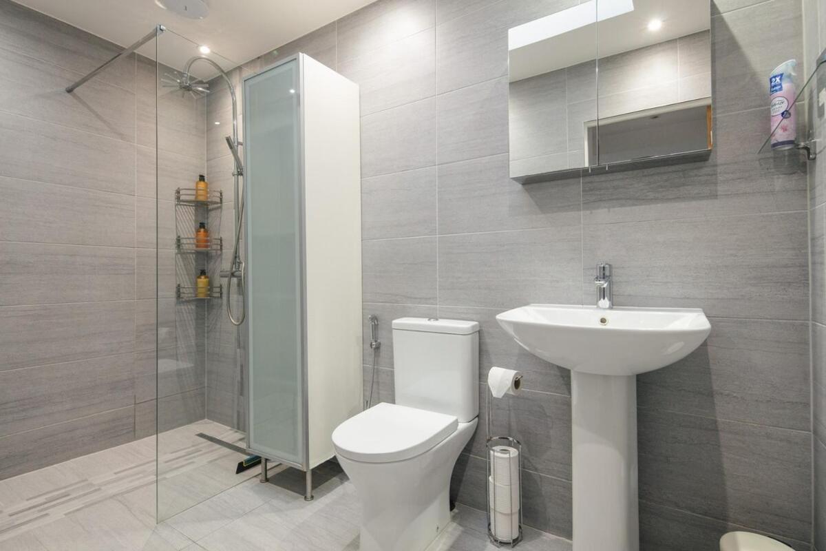 Spacious 3 Bedroom Home With Ps5 And Pool Table Near O2 Arena Canary Wharf And Elizabeth Line To Central Лондон Экстерьер фото