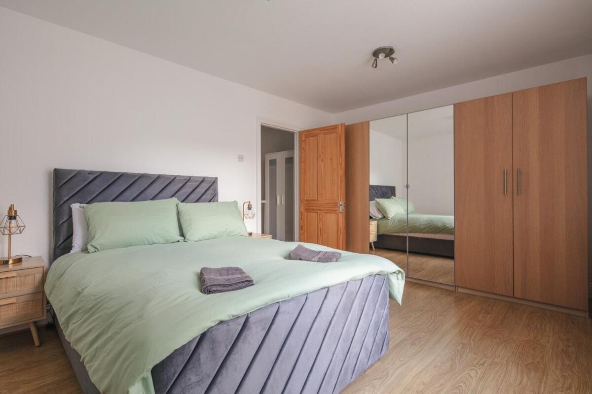 Spacious 3 Bedroom Home With Ps5 And Pool Table Near O2 Arena Canary Wharf And Elizabeth Line To Central Лондон Экстерьер фото