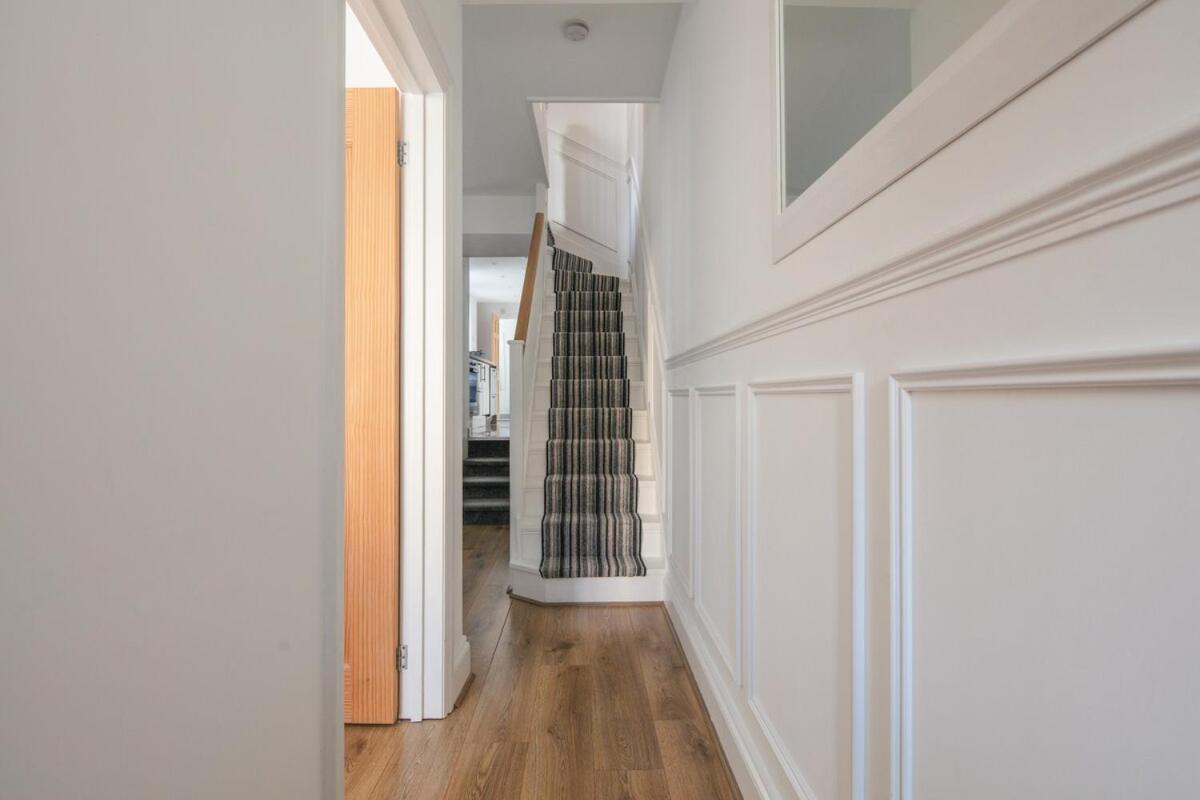 Spacious 3 Bedroom Home With Ps5 And Pool Table Near O2 Arena Canary Wharf And Elizabeth Line To Central Лондон Экстерьер фото