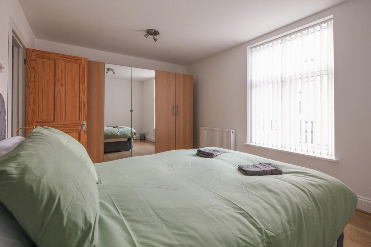 Spacious 3 Bedroom Home With Ps5 And Pool Table Near O2 Arena Canary Wharf And Elizabeth Line To Central Лондон Экстерьер фото