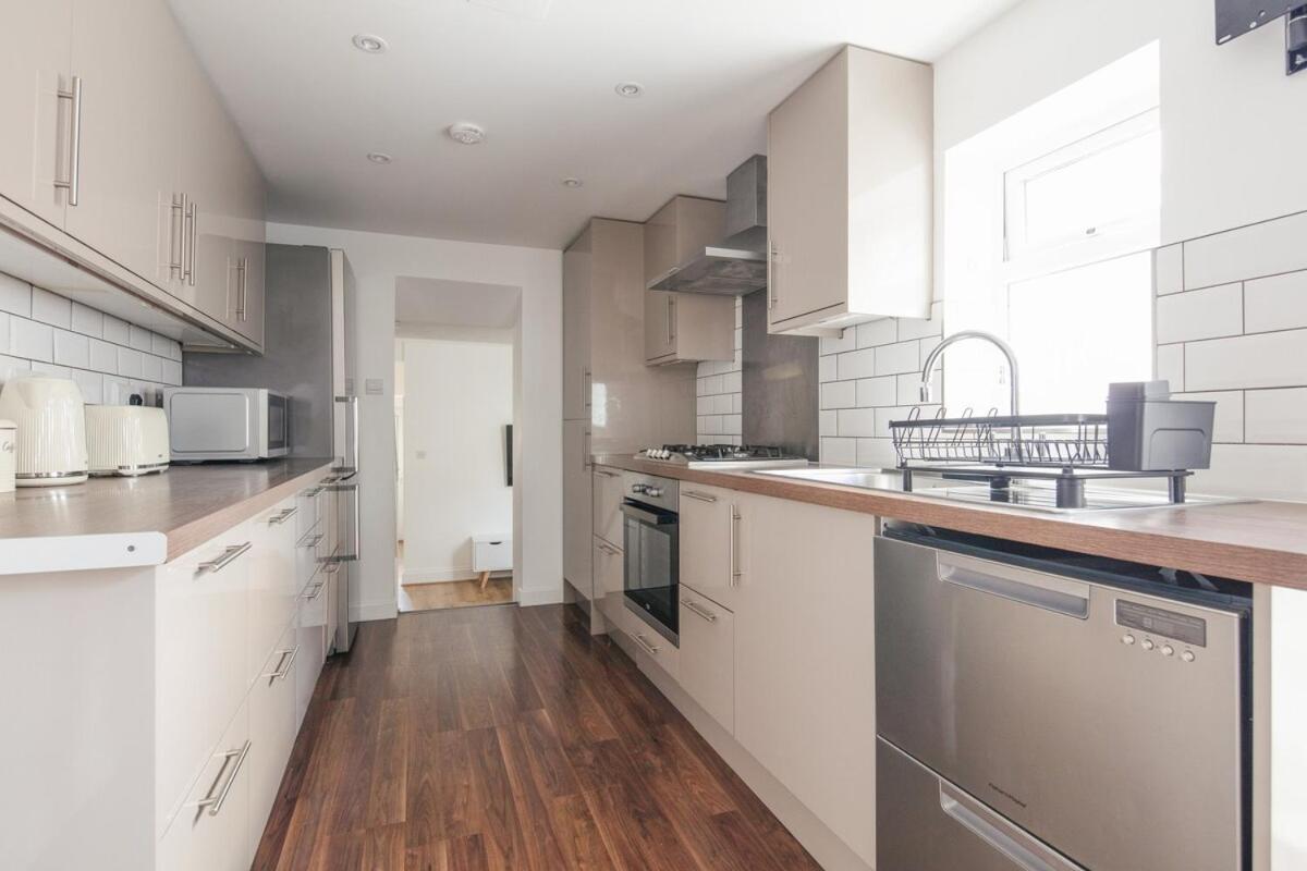 Spacious 3 Bedroom Home With Ps5 And Pool Table Near O2 Arena Canary Wharf And Elizabeth Line To Central Лондон Экстерьер фото