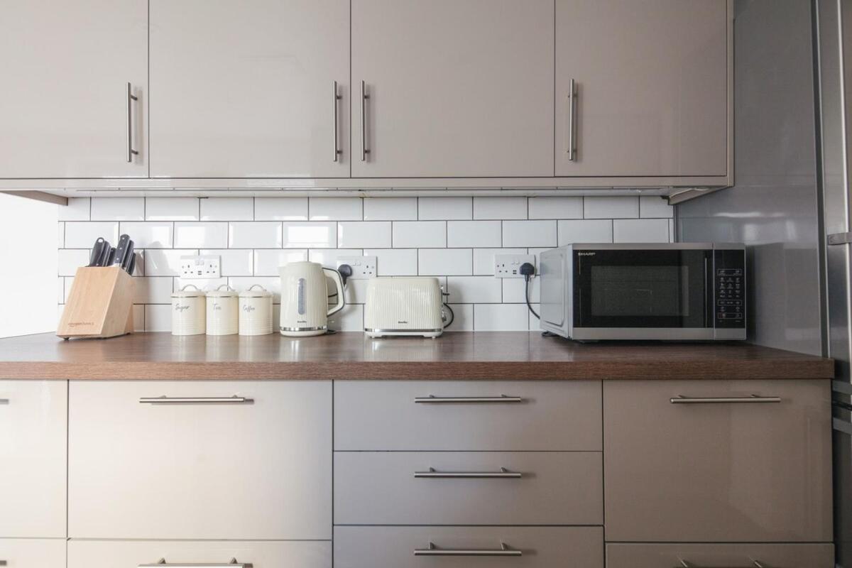 Spacious 3 Bedroom Home With Ps5 And Pool Table Near O2 Arena Canary Wharf And Elizabeth Line To Central Лондон Экстерьер фото