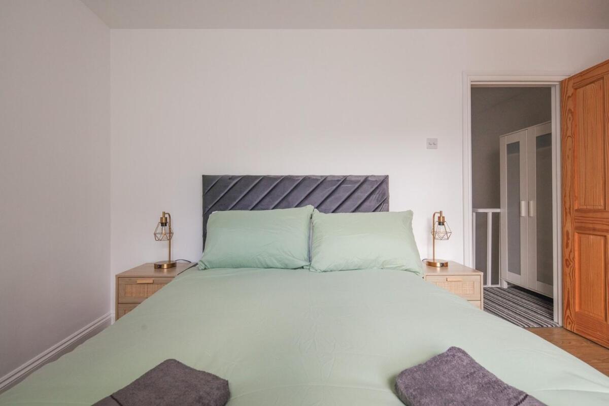 Spacious 3 Bedroom Home With Ps5 And Pool Table Near O2 Arena Canary Wharf And Elizabeth Line To Central Лондон Экстерьер фото