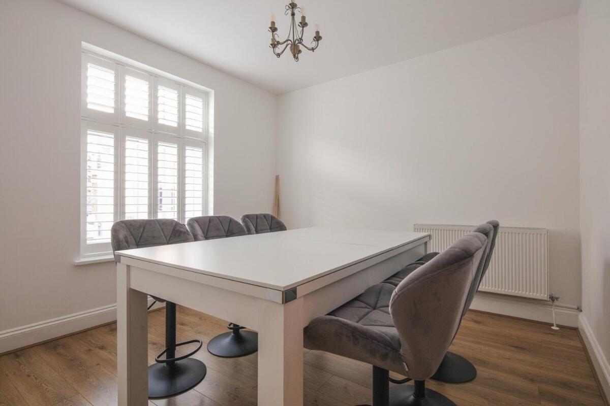 Spacious 3 Bedroom Home With Ps5 And Pool Table Near O2 Arena Canary Wharf And Elizabeth Line To Central Лондон Экстерьер фото