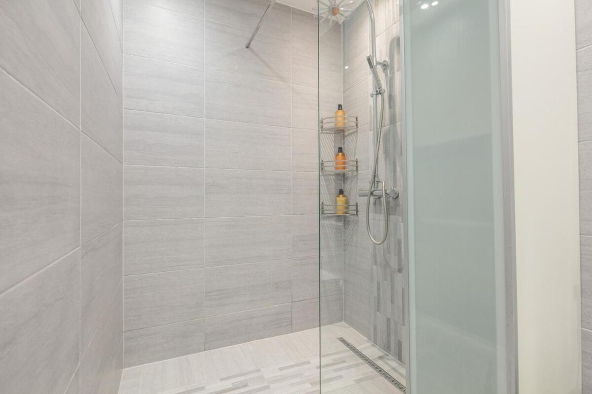 Spacious 3 Bedroom Home With Ps5 And Pool Table Near O2 Arena Canary Wharf And Elizabeth Line To Central Лондон Экстерьер фото