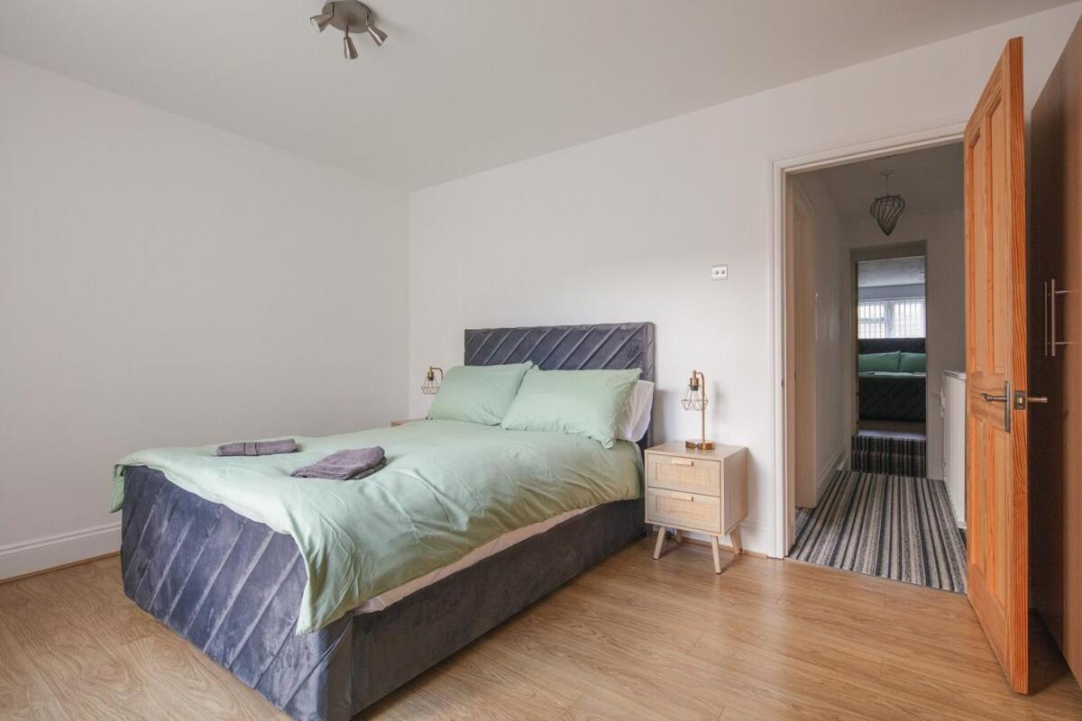 Spacious 3 Bedroom Home With Ps5 And Pool Table Near O2 Arena Canary Wharf And Elizabeth Line To Central Лондон Экстерьер фото