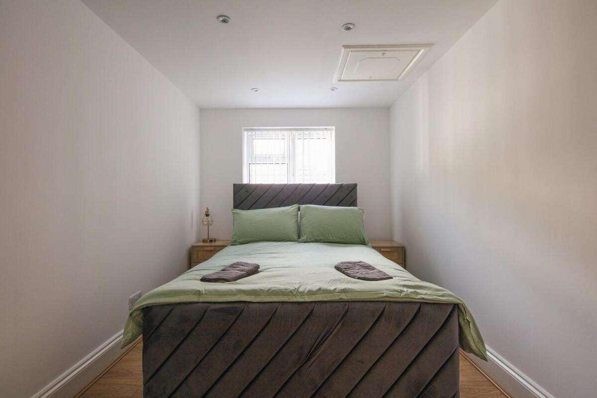 Spacious 3 Bedroom Home With Ps5 And Pool Table Near O2 Arena Canary Wharf And Elizabeth Line To Central Лондон Экстерьер фото