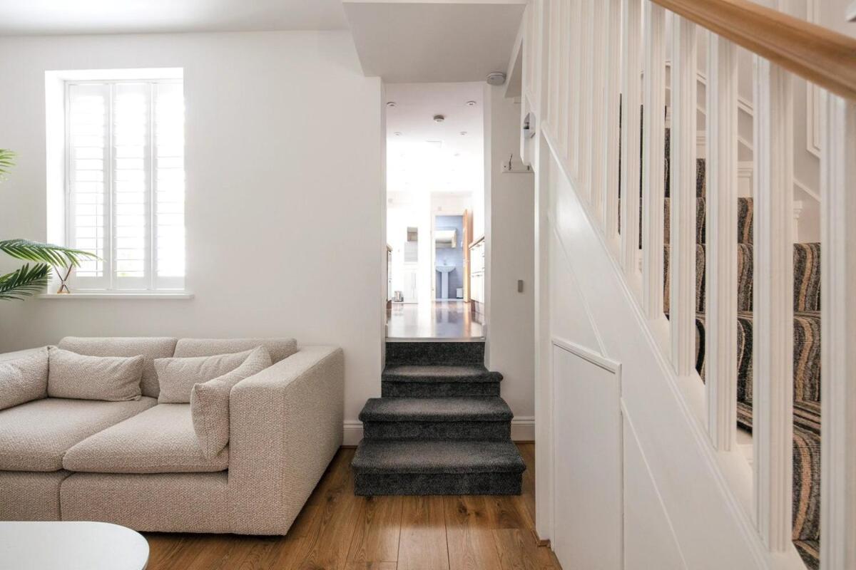 Spacious 3 Bedroom Home With Ps5 And Pool Table Near O2 Arena Canary Wharf And Elizabeth Line To Central Лондон Экстерьер фото